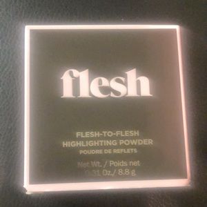 Flesh to Flesh Highlighting Powder in 330 Rise